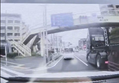 【恐怖】柏市16号線でトレーラーの積み荷が落下する瞬間