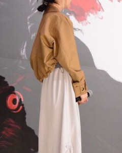 【画像】浜辺美波さん、身体が薄すぎる