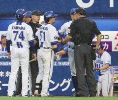 DeNA相川監督、遅延行為で初退場　延長11回、宮崎の空振り三振の判定に…打撃妨害だとして長時間抗議　責任審判の説明に球場大ブーイング
