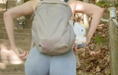 【動画】韓国女子さん、尻の割れ目全開のレギンス姿で登山する女の子が物議になってしまう・・・