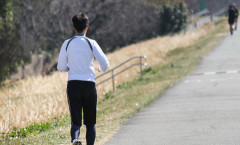 男性ランナー「ランナーとすれ違う時私は笑顔で手を振る。男性は反応するが女性は無視する。なぜ？」