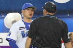 【悲報】DeNA・相川監督、監督就任後初の退場処分を食らってしまうｗｗｗ