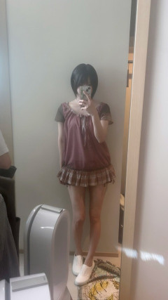 【画像】あのちゃん、“超ミニ生美脚”姿を披露！　反響続々「こんなに脚出してくれる…」「おみ足にみとれてしまった」