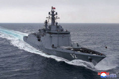 北朝鮮、1万トン級駆逐艦と水中兵器を開発計画…金正恩総書記は新型駆逐艦の試験航海を視察！