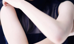 【朗報】人気女優さん、凄まじい膨らみをアピールしてしまうwww