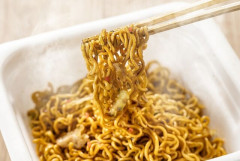 スーパーでカップ焼きそばを2個（198円）盗んだ疑いで自称国家公務員の男を逮捕