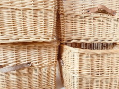カゴを数個買ってテーブルの下に置くだけで見た目がかなりスッキリしますね？