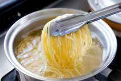 イタリア人「パスタ茹でる時はお湯にアホみたいに大量の塩入れます」←これ