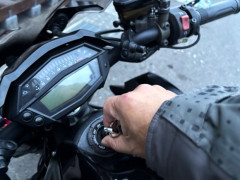 なぜ日本人はみんな貧乏なのにバイクに乗らず車に乗るのか？