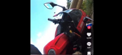 【動画】バイク女子さん、立ちゴケして号泣