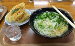セルフうどん屋にてトッピング3品、ゴキゲンな昼飯にせよ