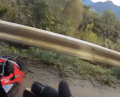 【悲報】バイク女子さん、立ちゴケして号泣