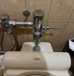 【🚽】公衆トイレの「レバー」足で踏む、手で押す？　意見まっぷたつ「絶対に手」「一生足でしか流さない」……TOTOの正式回答は？