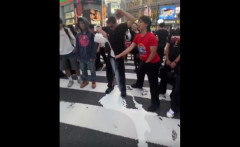 渋谷のスクランブル交差点で牛乳をぶちまける外国人が大炎上！　海外の反応。