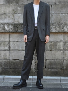 セットアップとかいうスーツみたいな服を着てる奴ってキメすぎでダサくないか？