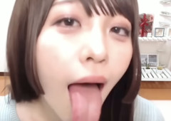 【悲報】舌が長い無名女子さん、舌を披露するだけで100万再生突破してしまう