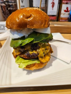 海外「まだ日本のハンバーガーを食べてない人なんかいないよな？」世界が注目する日本のハンバーガーに対する海外の反応