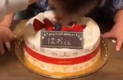 1歳の顔にケーキを押しつける虐待動画が拡散 → 通報が相次ぎ警察と児相動く「動画の投稿者を特定し、幼児の安全を確保した」