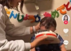 【育児・SNS】1歳の顔にケーキ押しつけ動画が拡散→数十件の通報で警察と児相が動き安全確保