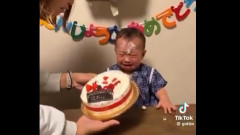 泣いている1歳の幼児の顔にホールケーキを押しつける動画が拡散　暴行容疑での立件を視野に捜査　福岡（動画あり）