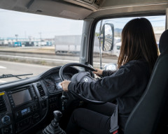 【悲報】まんさん、高速運転中にTikTokのスクショを取ろうとして6人を死なせてしまう