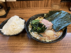 家系ラーメンってご飯ないと美味くないよな