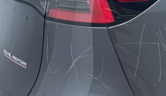 駐車場に停めていた車が何者かに傷つけられるも犯人は不明 → 翌日、監視カメラを設置すると最悪の犯人が判明・・・
