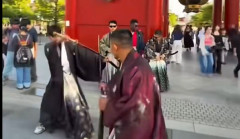 外国人集団、浅草寺にて観光客多数の中チャンバラする動画を投稿→批判殺到へ