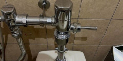 公衆トイレの水を流す「レバー」、手と足どっちで押すかネットで意見が真っ二つに