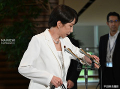時間を確認する高市首相に「エア腕時計」説…町山智浩氏も指摘「時計してないじゃん」政治部記者は否定的