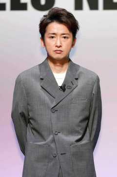 【衝撃】大野智さん、左腕タトゥーびっしりで朝4時の路上に現れる