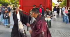 【炎上】コスプレ外国人集団、浅草寺で模造刀チャンバラ動画を投稿 →批判殺到