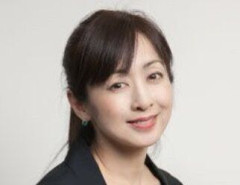 【画像】斉藤由貴(57)のお乳、重力に耐えきれず「こう」なるwww