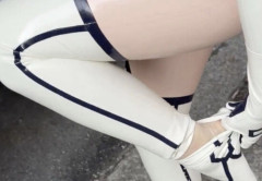 【驚愕】コスプレイヤーお姉さん、ラバーのスーツを脱いだら汗がドボドボこぼれ出してしまう・・・