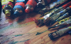 彼女は絵を描くのが好きなんだけど俺から見ても下手。でも一生懸命描いてる姿を見て「下手やなぁ」「キモいからつぶやきのネタにする」とか言って寄ってくる奴なんなの？
