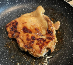 【画像】チキンステーキ焼いてる