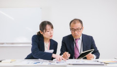 職場の男「大丈夫？具合悪いなら休憩するか、早退する？」女性「セクハラやめてください！」