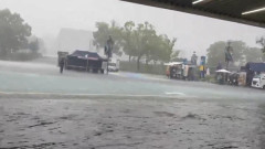 【悲報】西武球場駅、ゲリラ豪雨で川ができてしまう