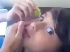 レモン汁を目薬のようにさした外国人女性が話題にｗ　海外の反応。
