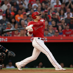 大谷翔平、登板翌日に2戦連発13号ホームラン！ 体勢崩れても豪快弾… 敵地騒然、日米通算350号まであと「10」   #MLB