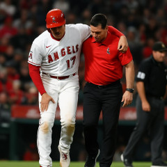 大谷翔平、左膝の炎症で途中交代 球団正式発表 “緊急事態”に球場騒然 7回のチャンスで代打送られる…13号含む4打席4出塁   #MLB |  大谷、途中交代に怒り