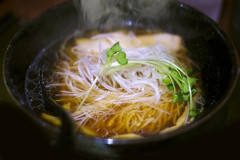ラーメン←普通に1000円します