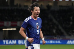 【悲報】日本代表さん、遠藤負傷離脱で本職ボランチが3人だけになってしまう