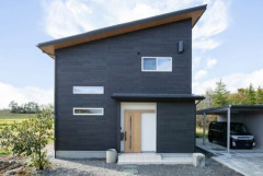 【悲報】令和に建てらてた「戸建」、なんか黒っぽくて四角い