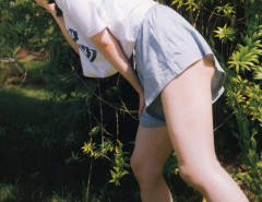 【画像】顔の2倍のデカ乳を持つ女さんwwwwwwww