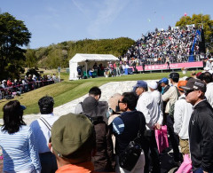 【困惑】プロゴルフの試合中に赤ちゃんが泣き出しプレー中断・・・・・・・・・