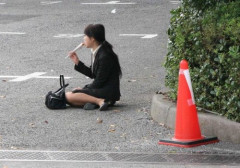 【画像】どうでもよくなったOLが撮られる