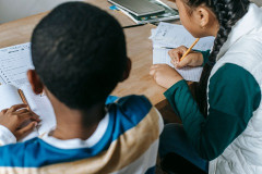 【悲報】有識者「このままだと日本を維持できない。移民の子供に義務教育を受けさせよう」日本人「外国人に税金使うな！」