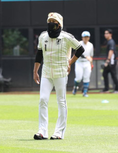 【日本ハム】新庄監督がサッカー日本代表ユニホームで登場！背番号１