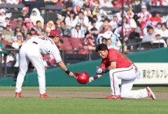 カープ野間、名原の打球が直撃→守備妨害でアウト「フックしてきた。こっちに迫ってきた」